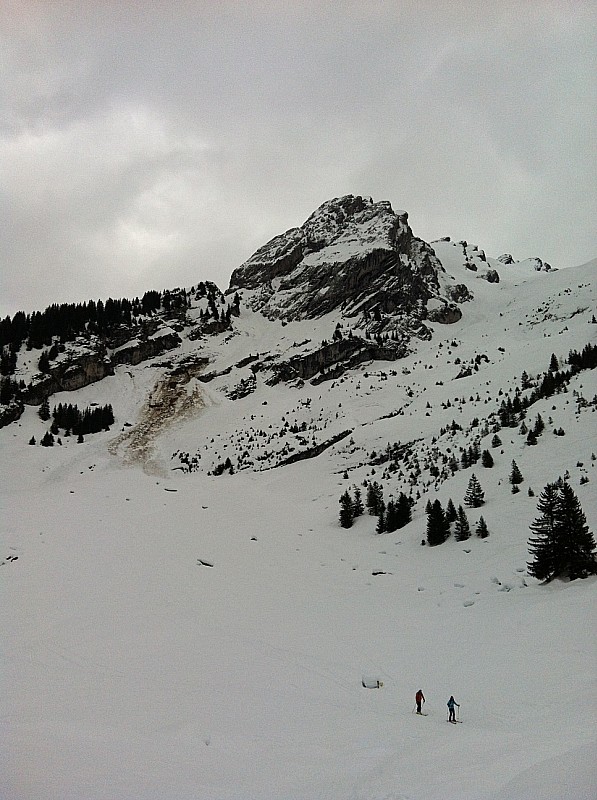 #3 Bas de Combe du Grand Crêt : On voit la plaque partie sous le Paré de Joux jusqu Bas de Combe du Grand Crêt : On voit la plaque partie sous le Paré de Joux jusqu' à la terre et coupant la trace de montée