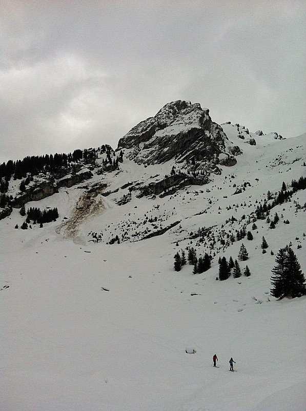 Bas de Combe du Grand Crêt : On voit la plaque partie sous le Paré de Joux jusqu' à la terre et coupant la trace de montée