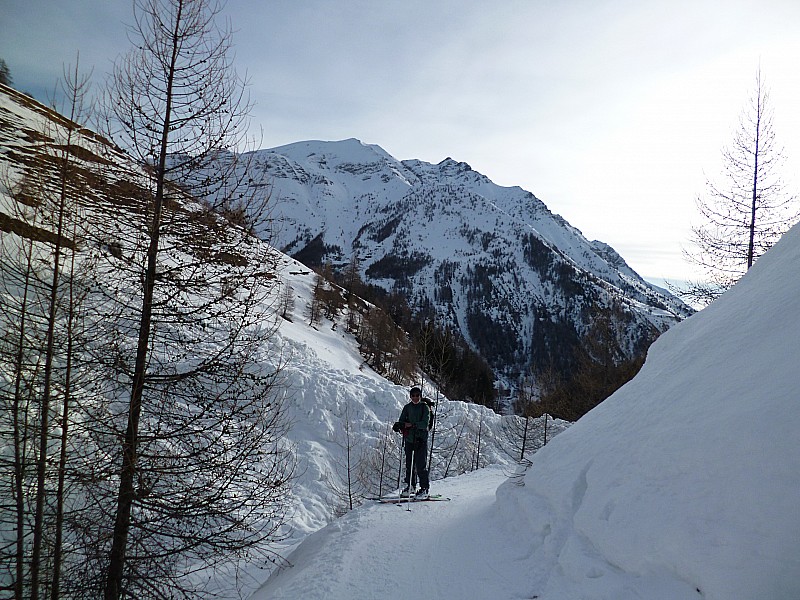 Avalanche : Jean Pierre devant l'avalanche descendue de la Coupa