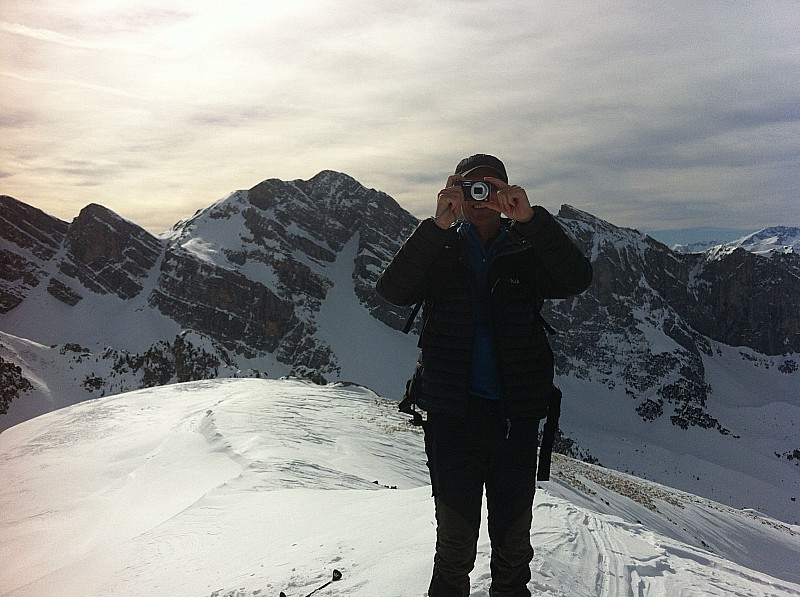 #9 le Gé photographe : avec le Marguareis et le couloir des Genovesi derrière le Gé photographe : avec le Marguareis et le couloir des Genovesi derrière