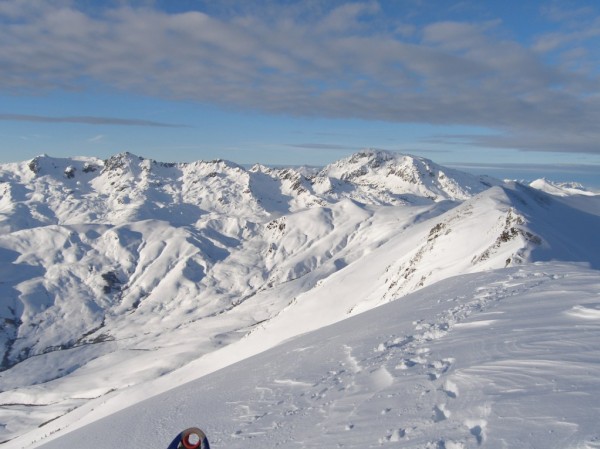 #10 Fin de journée : Avant d Fin de journée : Avant d'entâmer la descente, les spatules des skis pointent déjà vers d'autres objectifs de sorties ; ici le Grand Mont d'Arêches...
