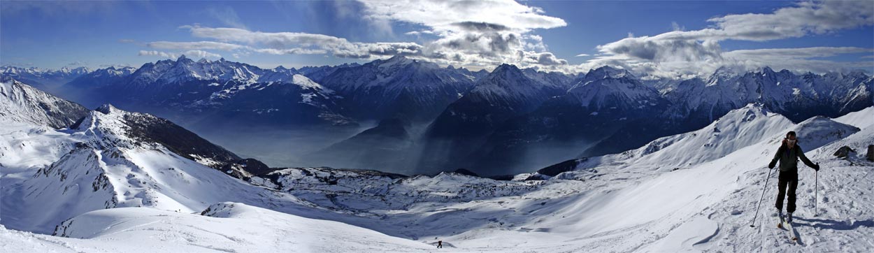Panoramique : Vue du sommet sur le versant sud et le Val d'Aoste.