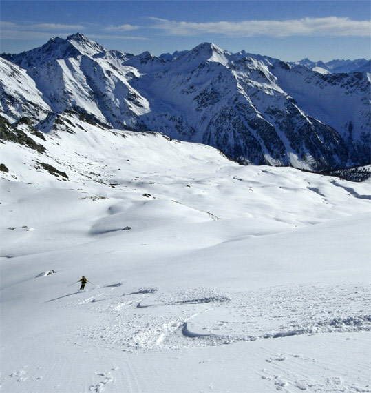 Versant Est : En face le Mt Fallère (3090m) et le Mt Rouge (2943m).