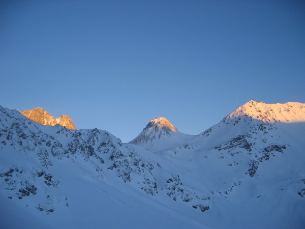 #4 Premiers rayons : Premiers rayons de soleil sur les sommets Premiers rayons : Premiers rayons de soleil sur les sommets
