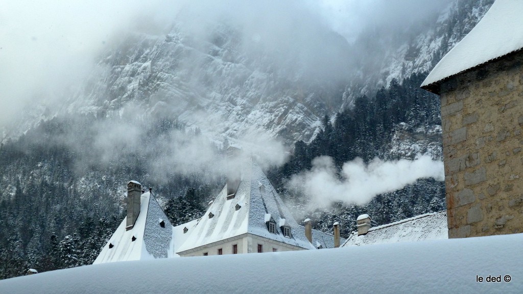 #9 Monastère : La brume du matin n Monastère : La brume du matin n'arrête pas le pèlerin ;)