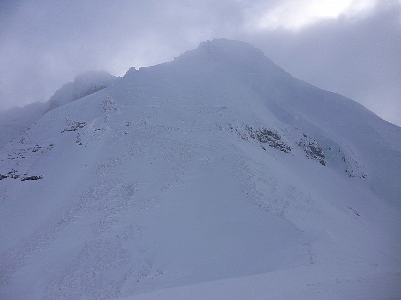 #2 première "éclaircie" : le gars qui a fait la trace une heure avant nous devait etre bien motivé! première "éclaircie" : le gars qui a fait la trace une heure avant nous devait etre bien motivé!