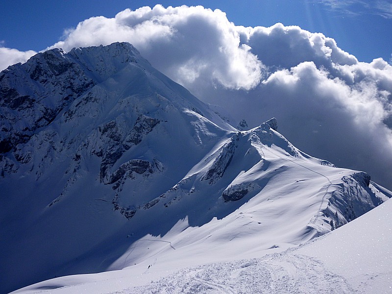 #9 il est beau le trélod : première VRAIE éclaircie. On est parti pour le 2e couloir de la journée... il est beau le trélod : première VRAIE éclaircie. On est parti pour le 2e couloir de la journée...