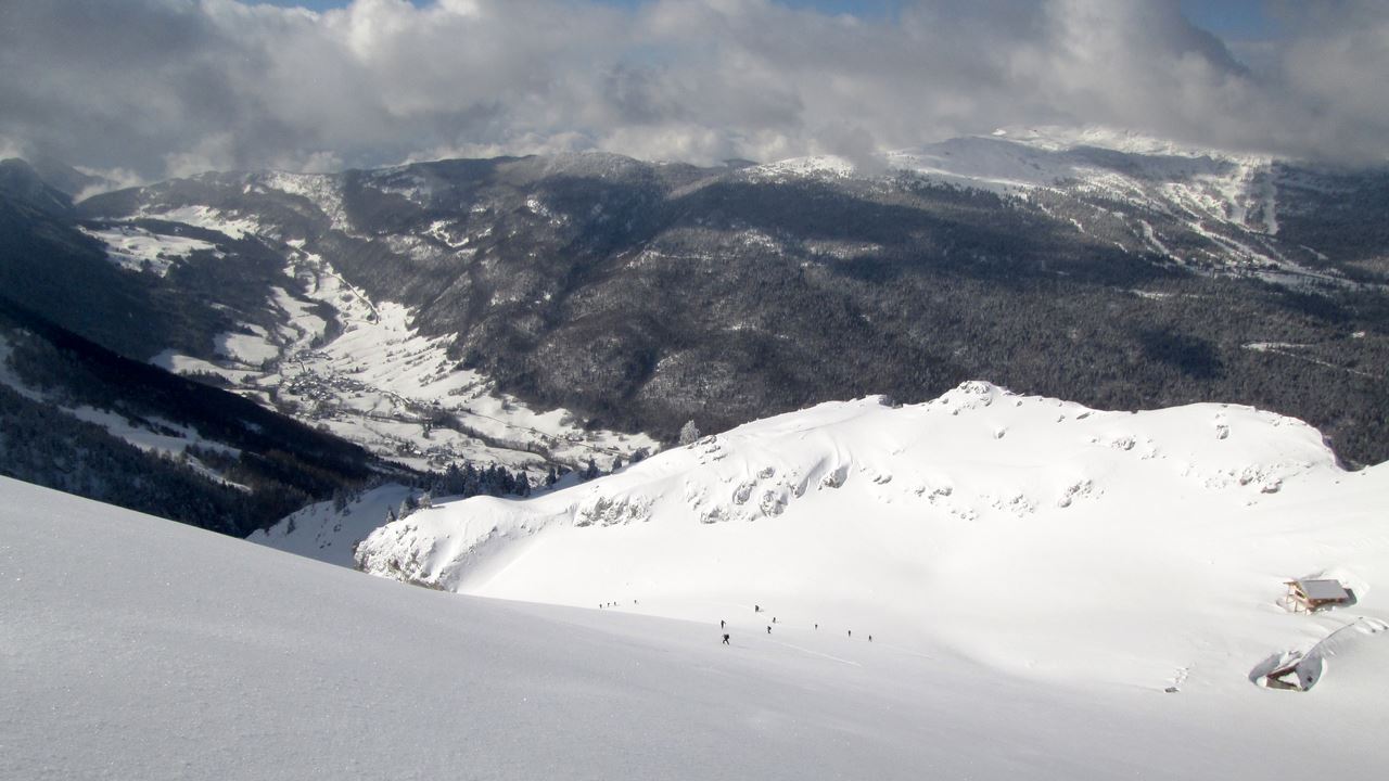 #5 sous le sommet : ça arrive par la face Ouest (déjà du monde au sommet par l sous le sommet : ça arrive par la face Ouest (déjà du monde au sommet par l'arêt Sud)