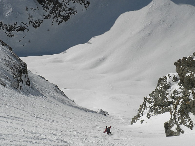 #17 le couloir a la decsente : bruno debout su ces skis .... le couloir a la decsente : bruno debout su ces skis ....