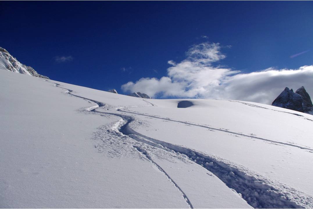 #8 Dôme sommital : Ca commence par un ski large sur la croupe sommitale, neige fine déposée sans vent... Dôme sommital : Ca commence par un ski large sur la croupe sommitale, neige fine déposée sans vent...
