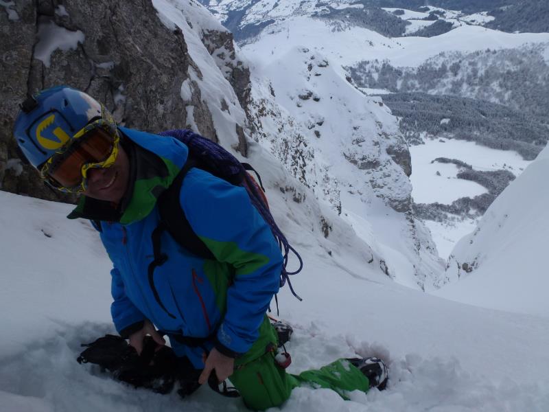 #3 Aiguille du Mont : Après être descendue avec la corde pour tester la première pente, on la range sur le sac, on peut y aller ! Aiguille du Mont : Après être descendue avec la corde pour tester la première pente, on la range sur le sac, on peut y aller !
