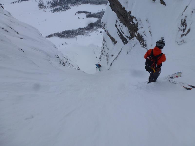#9 Aiguille du Mont : Pas de problème, c Aiguille du Mont : Pas de problème, c'est étroit ? Allez, top départ pour un KL, Christophe tire un tout droit, et s'en prend une belle en sortie. Merci la grosse poudre !