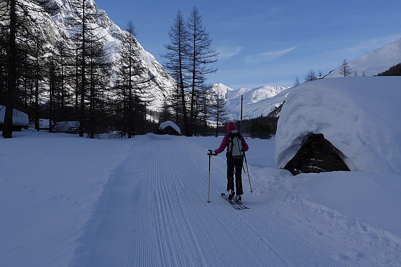 Val Ferret : Il y'a de la neige dans le val ferret italien 1,80m à la mesure près de Lavachey