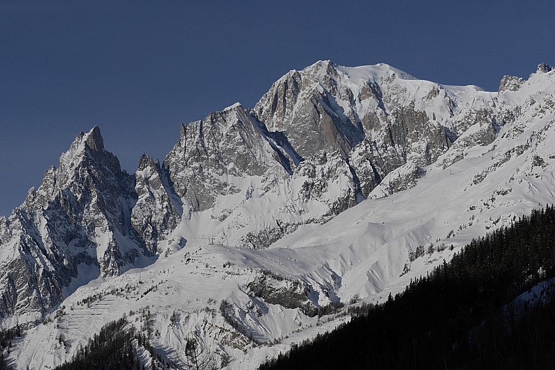 Mont Blanc : Versant Brenva du mont blanc toujours aussi impressionnant avec la Noire de Peuterey