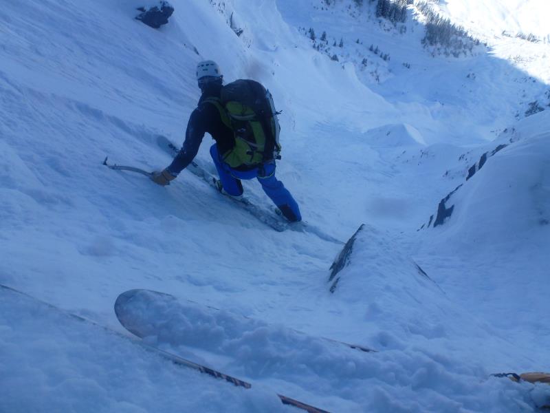#27 Aiguille croche Face N : Passage du ressaut en neige dure sur glace, puis bien au bord, on saute pour tomber dans le matelas de peuf ! Aiguille croche Face N : Passage du ressaut en neige dure sur glace, puis bien au bord, on saute pour tomber dans le matelas de peuf !