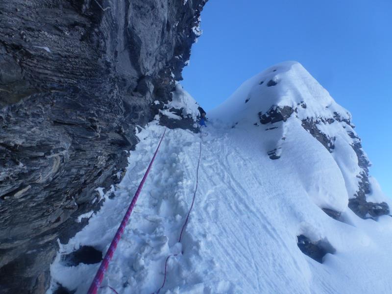 #20 Aiguille croche Face N : Retour sur la vire, skis dans le dos, Lelong de notre main courante, posée à la montée Aiguille croche Face N : Retour sur la vire, skis dans le dos, Lelong de notre main courante, posée à la montée