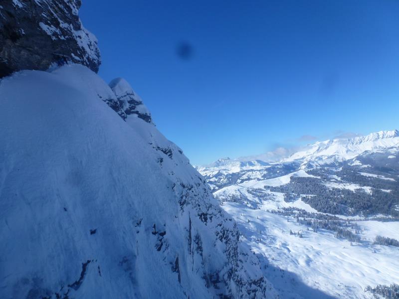 #23 Aiguille croche Face N : Seb, qui en termine avec cette vire, récupère son corps mort Aiguille croche Face N : Seb, qui en termine avec cette vire, récupère son corps mort