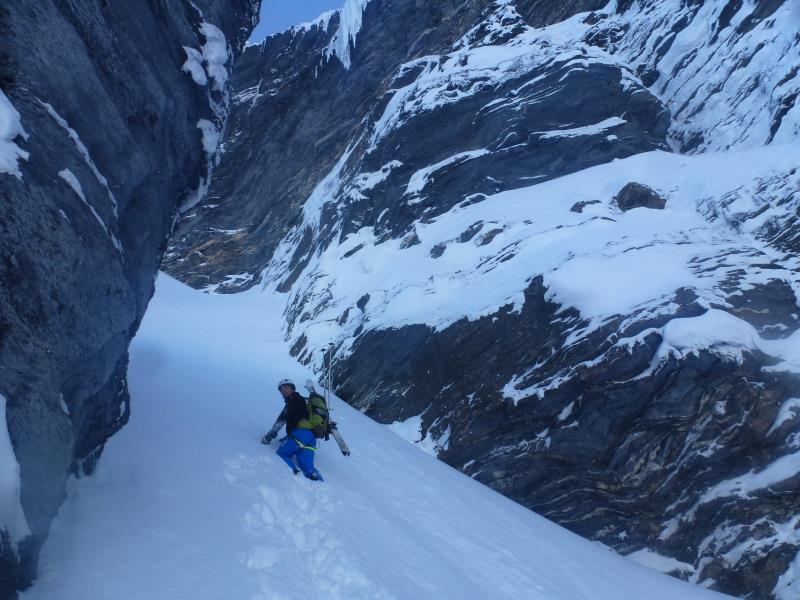 #5 Aiguille croche Face N : la vire, passe sous le glaçon Aiguille croche Face N : la vire, passe sous le glaçon