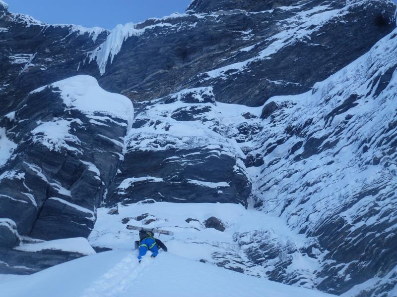 #3 Aiguille croche Face N : on passe derrière, puis on atteint la vire, passage clé de la face Aiguille croche Face N : on passe derrière, puis on atteint la vire, passage clé de la face