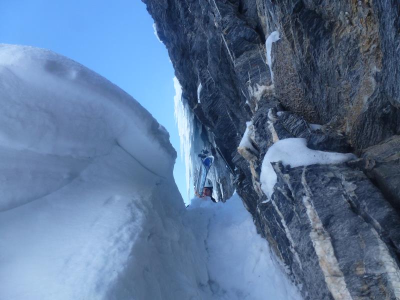#10 Aiguille croche Face N : Obligé de faire un passage, pas facile avec skis sur le dos, et sans trop savoir ou est le bord... Aiguille croche Face N : Obligé de faire un passage, pas facile avec skis sur le dos, et sans trop savoir ou est le bord...