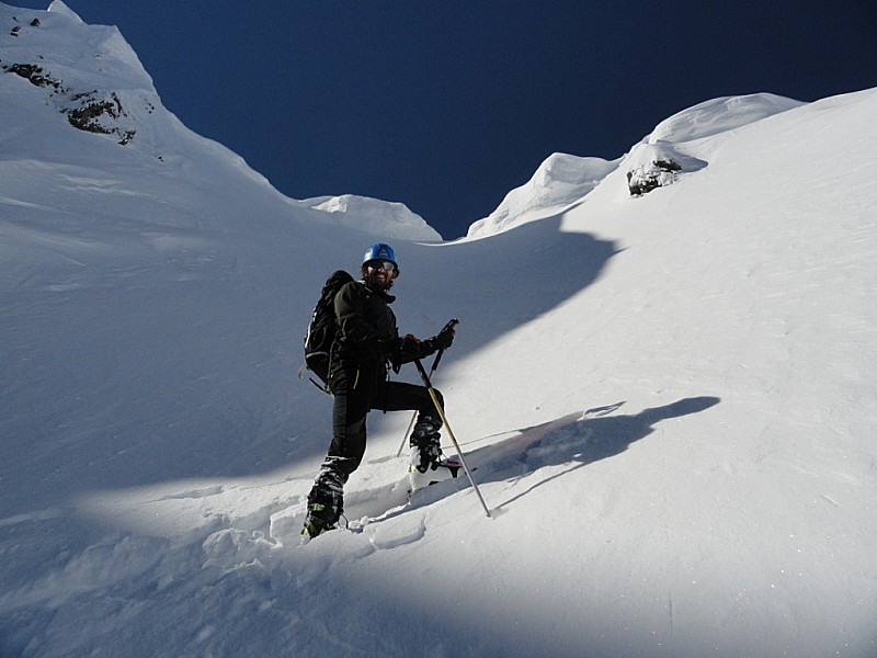 #9 Barlet couloir E : Bientôt au sommet... J Barlet couloir E : Bientôt au sommet... J'ai la banane !