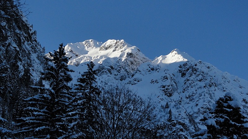 Barlet couloir E : Le grand Replomb et le Pic de Barlet s'illuminent au loin