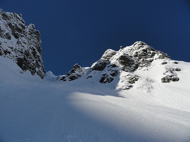 Barlet couloir E : Au pied du couloir, vierge de traces et bien poudreux