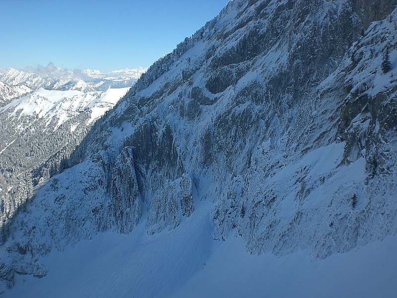 #6 Face Nord du Pécloz : On voit bien le bas de la faille dans cette Face Nord austère, qui ne prend jamais le soleil en hiver Face Nord du Pécloz : On voit bien le bas de la faille dans cette Face Nord austère, qui ne prend jamais le soleil en hiver