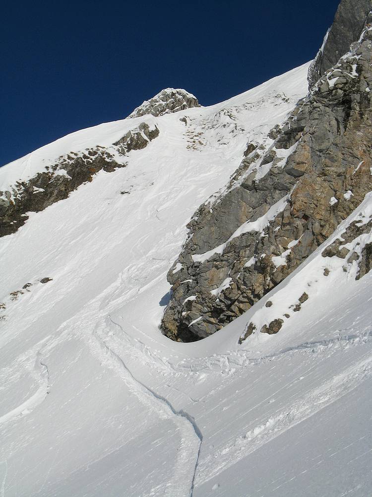 #13 L L'Etale : Passage quelque peu délicat ( mottes d'Herbes ) dans la bas du Couloir W de la Pointe S