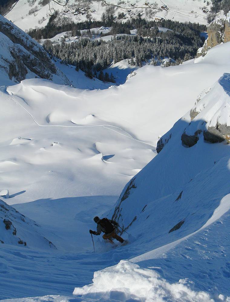 #3 L L'Etale : Chech en action dans le haut du couloir Ouest de la pointe 2266