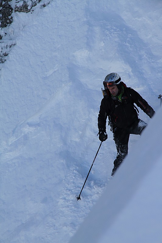 #17 Thomas dans la faille : Relativement pentu, mais de la bonne neige Thomas dans la faille : Relativement pentu, mais de la bonne neige