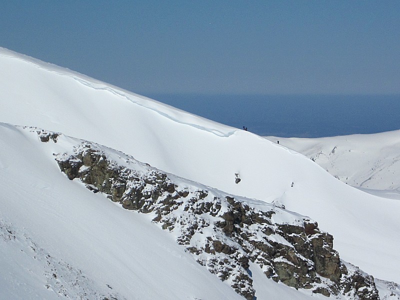 #8 Des randonneurs en raquettes : En face, sur la crête au dessus du Groungn Des randonneurs en raquettes : En face, sur la crête au dessus du Groungn