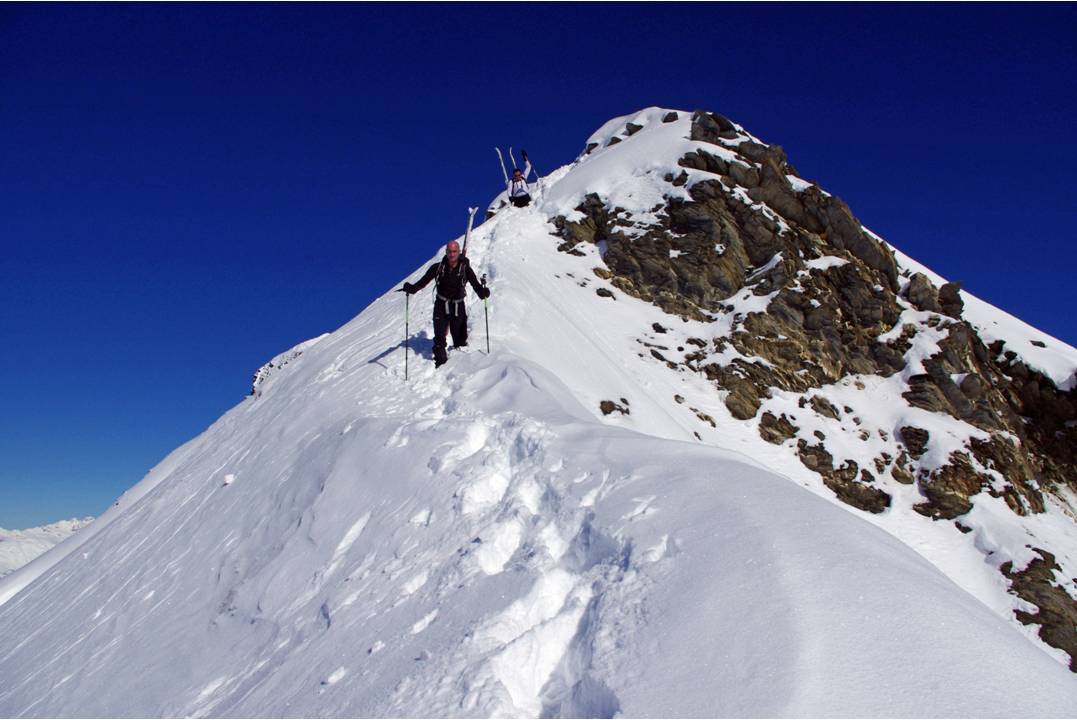 #8 Descente de Pointe Châtel : Descente du ressaut sommital de la Pointe du Châtel à pieds. Des coulées partent sous nous dans les grandes pentes NW à notre droite. Descente de Pointe Châtel : Descente du ressaut sommital de la Pointe du Châtel à pieds. Des coulées partent sous nous dans les grandes pentes NW à notre droite.