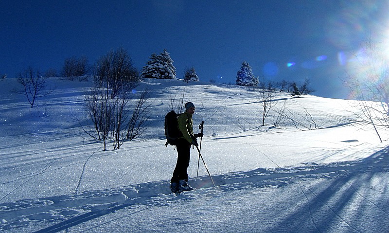 montée au Quermoz : l'image laisse deviner la qualité de la neige, la pureté du ciel et la classe de la skieuse