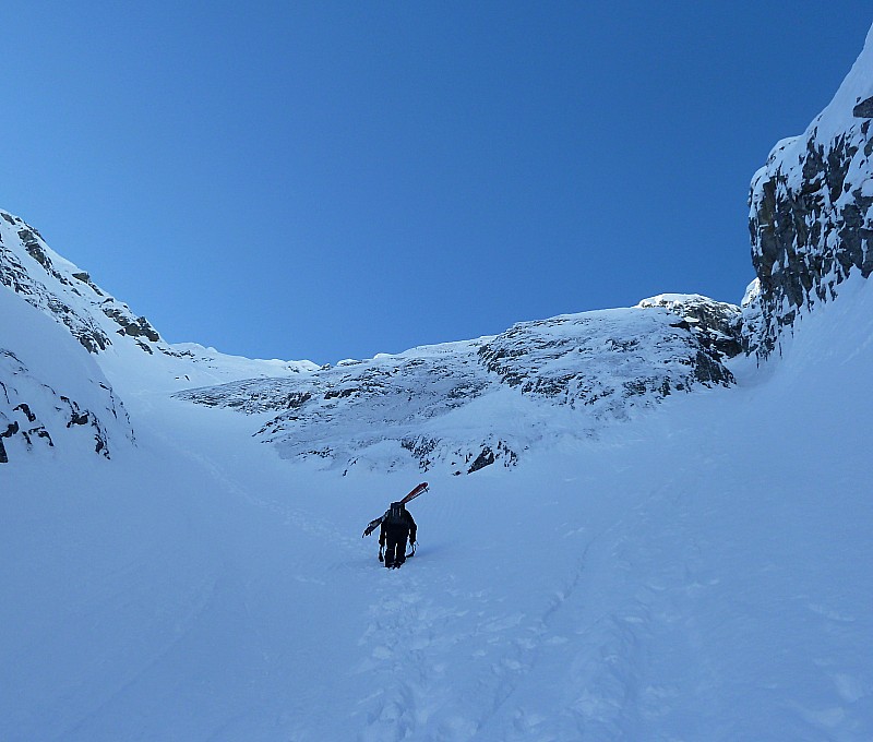 #3 Le dilemme! : A gauche, c Le dilemme! : A gauche, c'est large, la neige est bonne, et en plus, c'est tracé! Plus de dilemme...