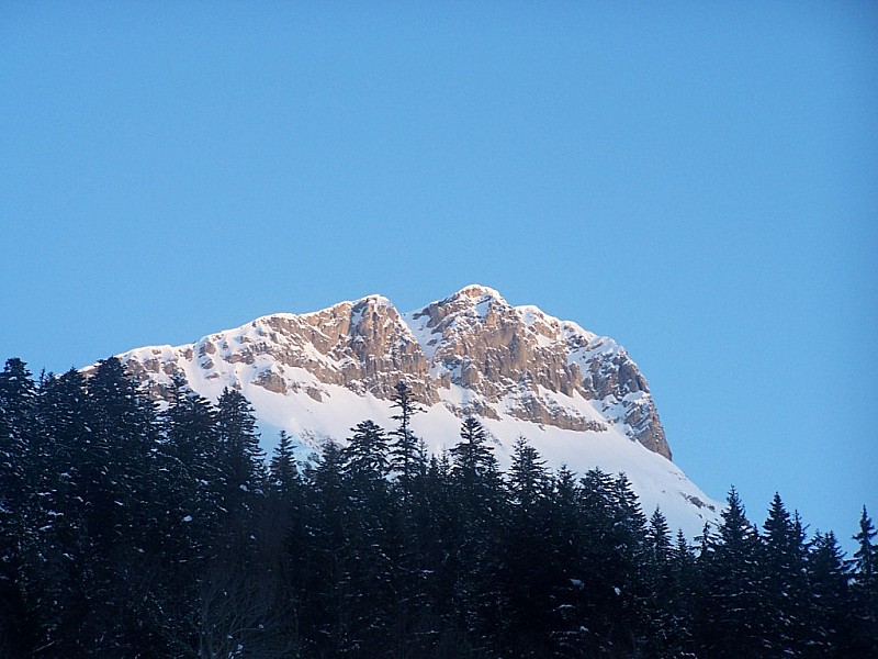 #1 Mont Colombier : Le soleil enflamme le sommet. Mont Colombier : Le soleil enflamme le sommet.