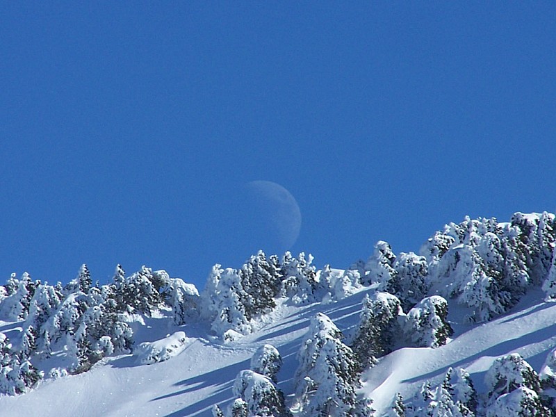 #11 Mont Colombier : Levé de Lune sur le roc de Poyez Mont Colombier : Levé de Lune sur le roc de Poyez