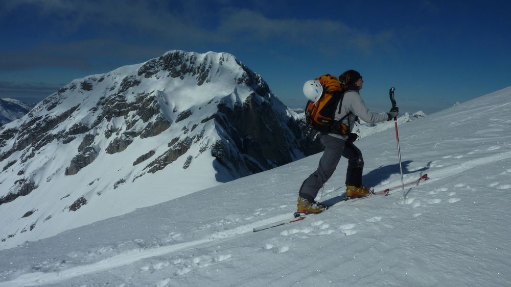 #23 Montée à l Montée à l'Armenaz : encore du monde qui monde au Pecloz sud à une heure bien tardive...