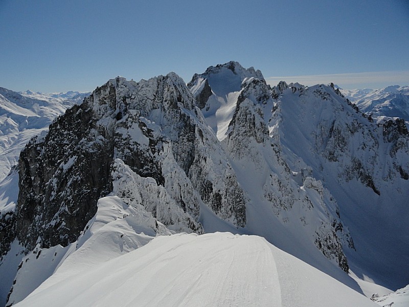 Pointe de la Balme : Au sommet, belle vue sur le Grand Pic au fond et le couloir NO sur sa droite