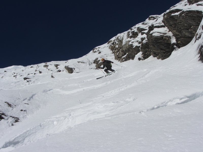 Pointe des Arces : Petit couloir rive gauche pour sortir des barres du haut.