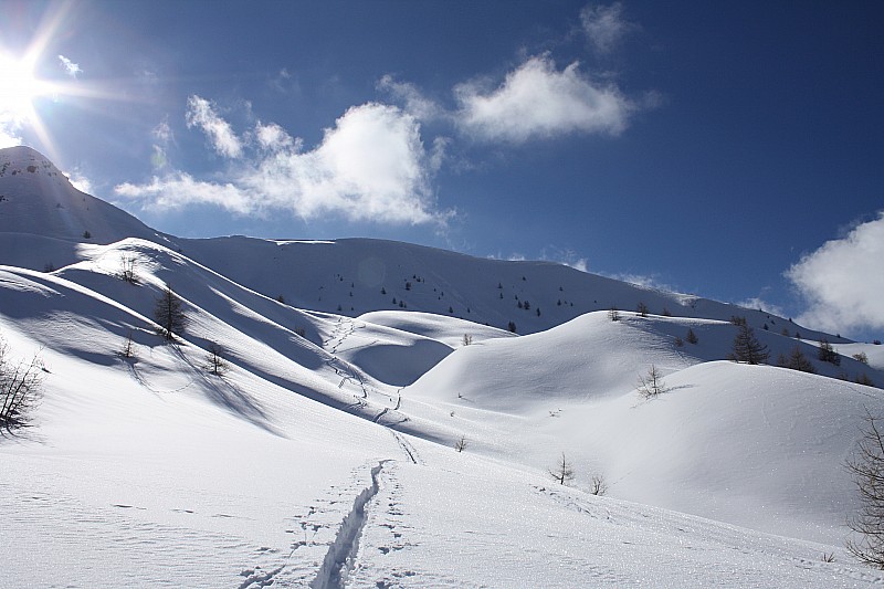 #2 trace de montée : et promesse d trace de montée : et promesse d'une belle descente, même si on ne passera pas par là. Et le col de sortie (qui n'est pas le col de Combeau, qui est lui plus à droite).