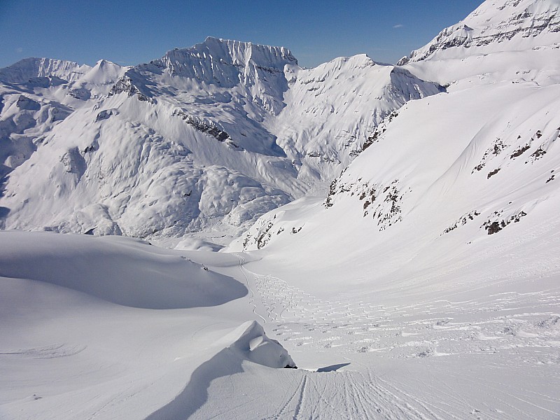 #4 Versant ouest du bel oiseau : C Versant ouest du bel oiseau : C'est parti pour 800 m de descente jusqu'au lac... seul hic faudra les remonter ensuite en fin de journée :-p