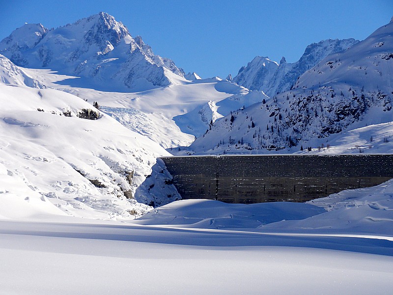 #12 Barrage vidé : avec Chardonnet en fond Barrage vidé : avec Chardonnet en fond
