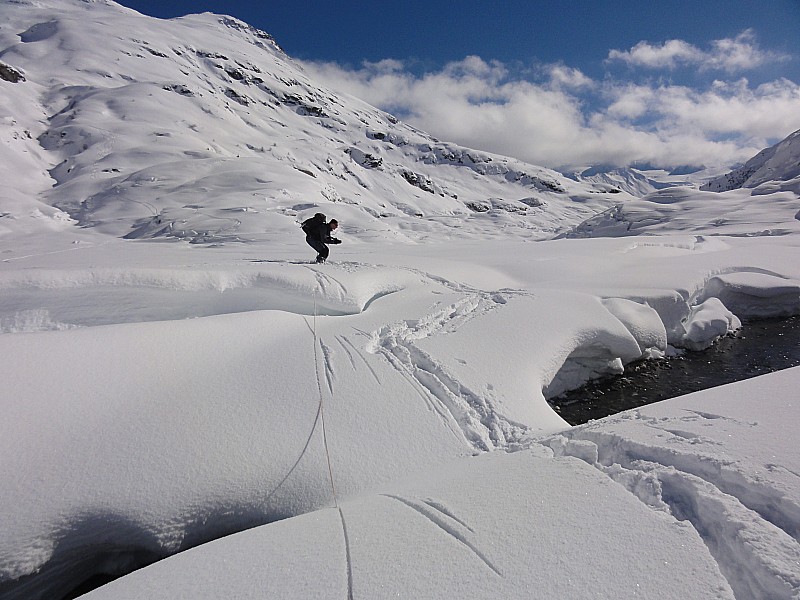 #7 Sur le lac vide d Sur le lac vide d'Emosson : Ben oui on a l'air ridicule avec notre corde là, il y a pas d'eau!