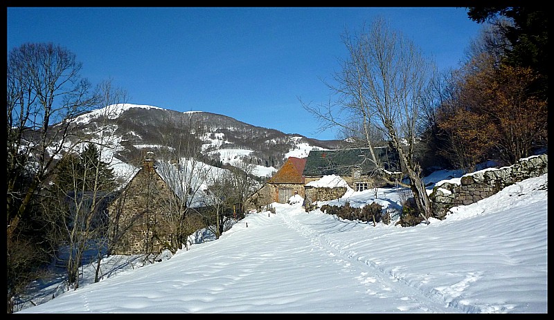 Hameau de Ferval : Beaucoup de neige encore ici !!