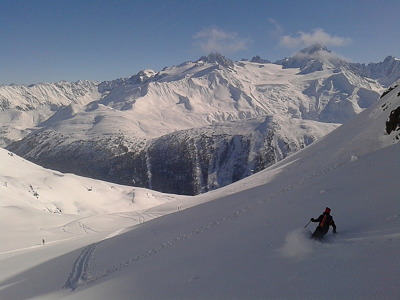 #5 Bas du couloir NE : Première descente en grosse poudreuse. Bas du couloir NE : Première descente en grosse poudreuse.
