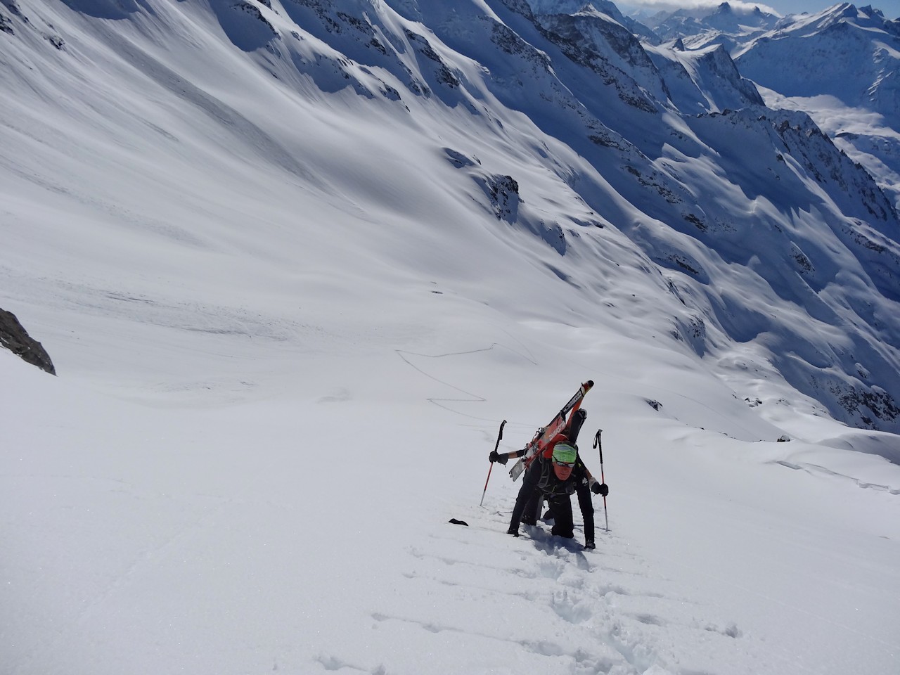 #13 Face S-SO : Jean-Louis et Florence skis sur le sac. Face S-SO : Jean-Louis et Florence skis sur le sac.