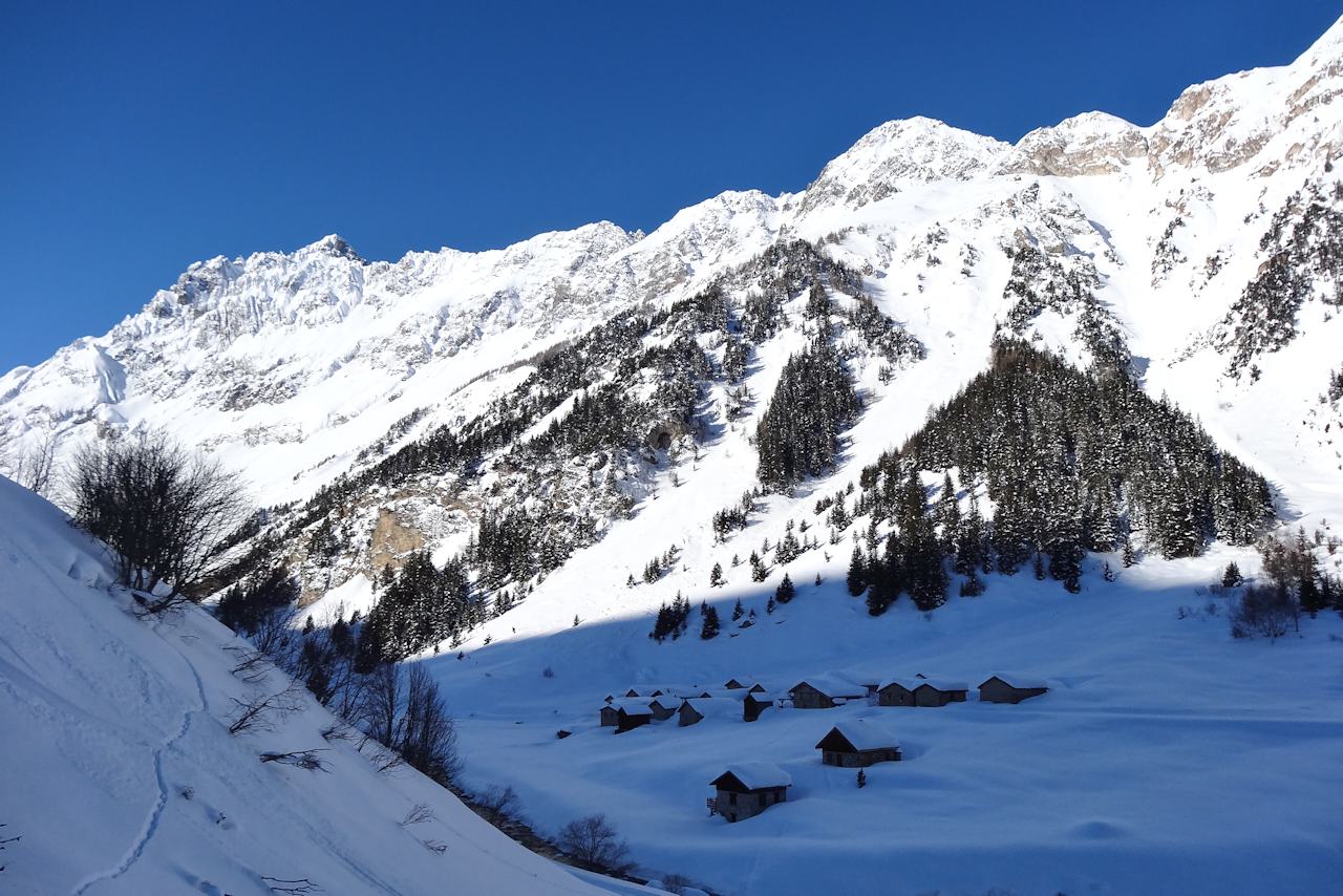 #1 Les Prioux : Au terme d Les Prioux : Au terme d'une longue approche en fond de vallon.