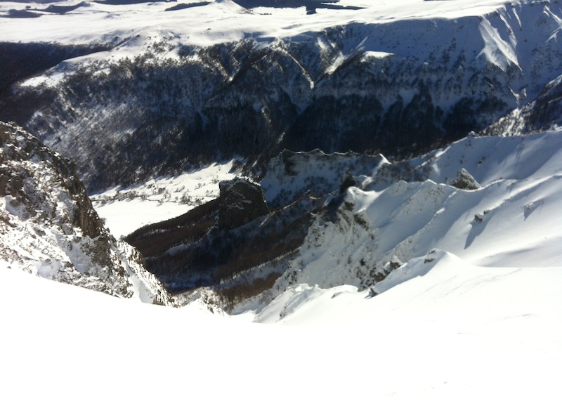 #3 Haut de couloir du Chapial : encore plein de bonnes neiges et peu de traces. Haut de couloir du Chapial : encore plein de bonnes neiges et peu de traces.