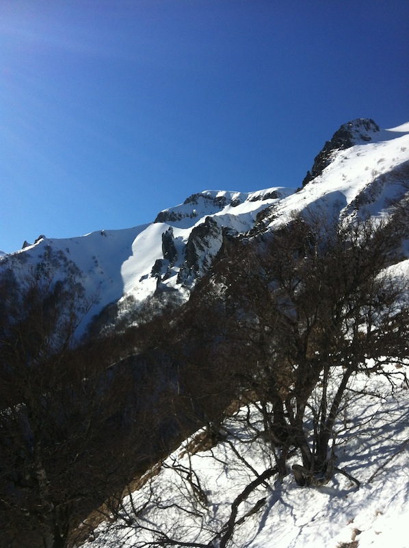 #5 Cacadogne vue en remontant : Vue du petit vallon suspendu. En haut à droite on distingue les traces de la voie de l Cacadogne vue en remontant : Vue du petit vallon suspendu. En haut à droite on distingue les traces de la voie de l'Arche. Et on comprend bien qu'il faut tourner avant la fin...